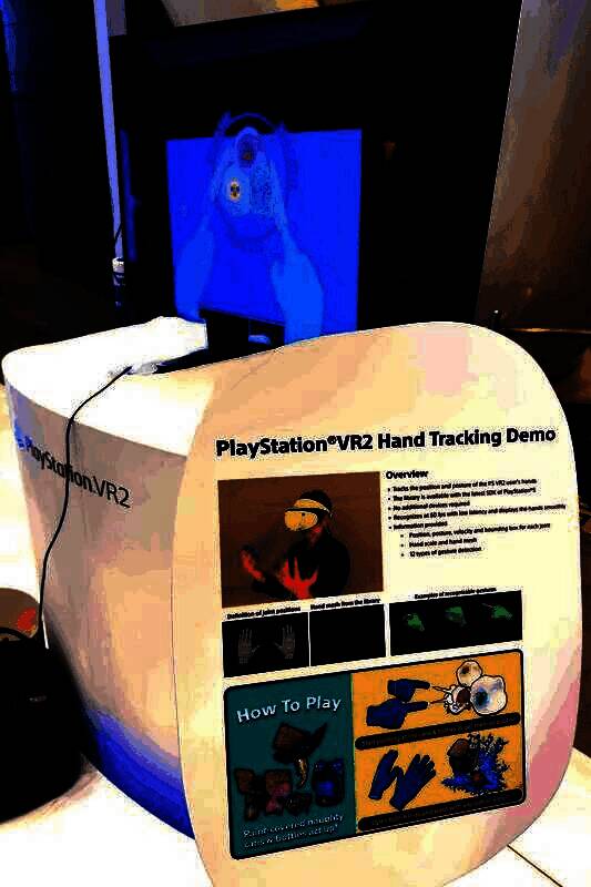 PS VR2展台现场图，设备连接主机运行中，屏幕上显示手部追踪界面