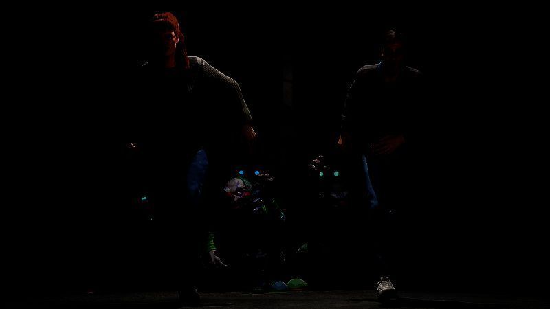 《外太空杀人小丑：The Game》游戏内场景截图，展示小丑怪物追逐玩家的紧张氛围