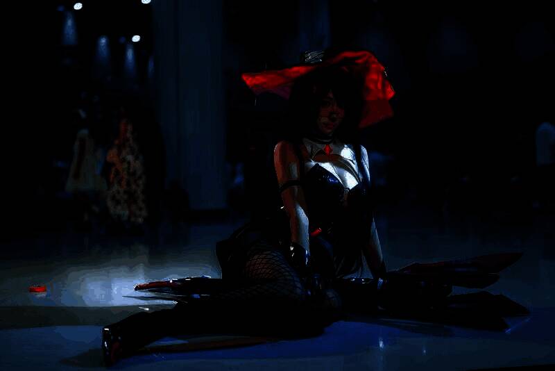 coser栖溪白宇饰演黑井莺，黑色长发搭配银色装甲，眼神凌厉，展现角色冷酷气质