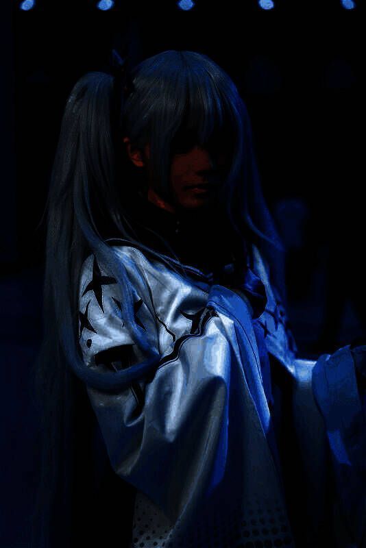 展会现场全景图，玩家聚集在《重构：阿塔提斯》展台前，背景为巨幅游戏海报与动态投影