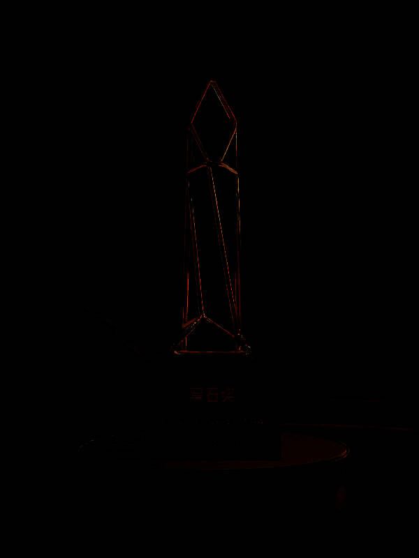 《重构：阿塔提斯》获得黑石奖奖杯特写，背景为颁奖典礼现场，灯光聚焦于奖台