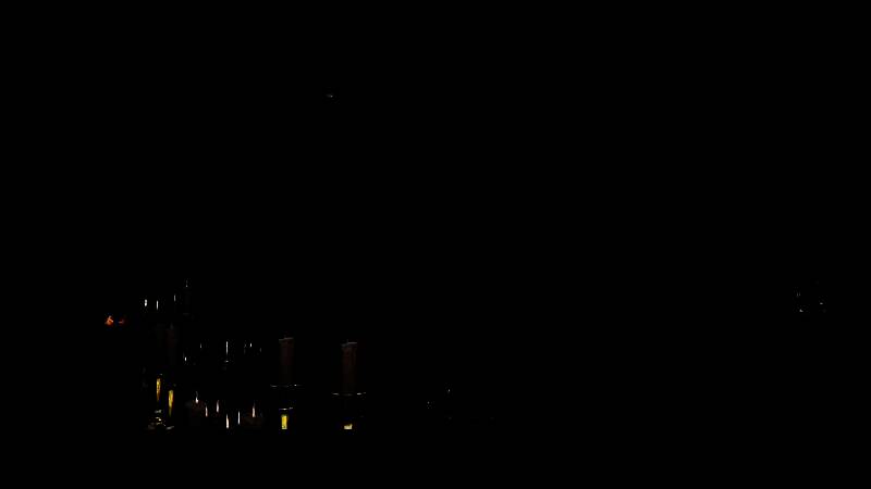 主角跃起发动空中斩击，女巫玛丽召唤出紫色能量屏障进行防御