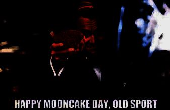 《无尽的拉格朗日》中秋月色下的太空战场，星舰在蓝色光晕中静静悬浮，氛围静谧而神秘