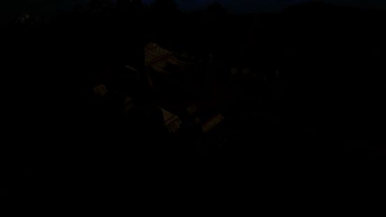 连片木栅营沿山势分布，火光突起，预示火攻即将爆发