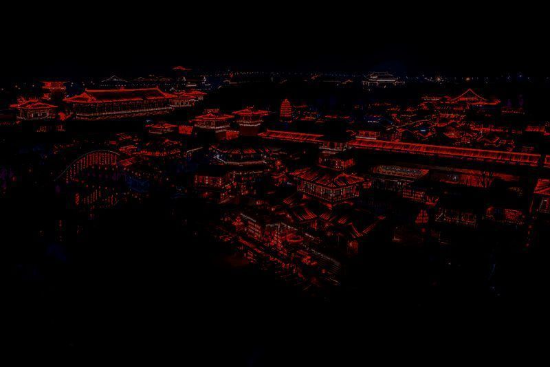 非遗手指画大师王永红正在用指尖作画，宣纸上山水轮廓初现，周围观众惊叹围观