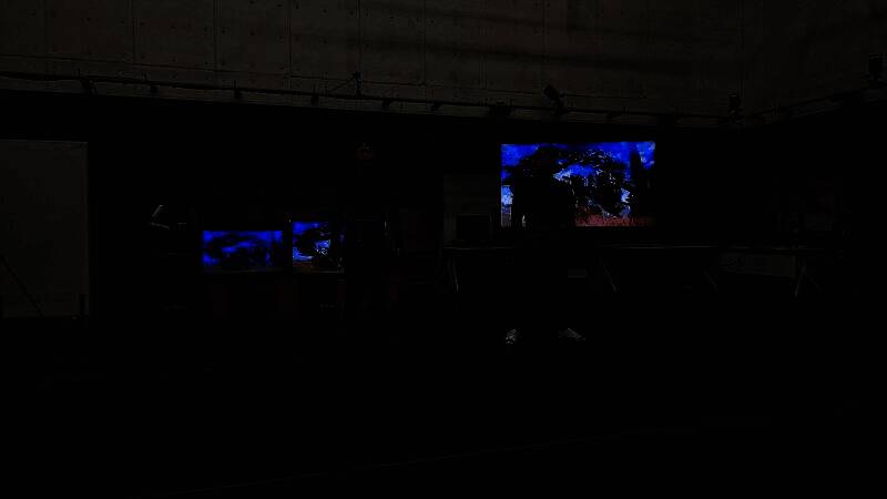 动捕演员佩戴头盔模拟怪物视角，正在进行头部与上半身动作捕捉