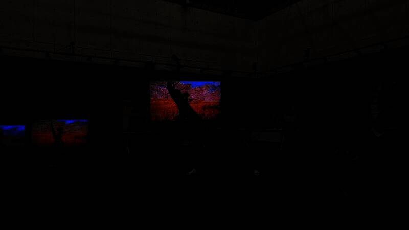 屏幕显示动捕数据实时转化为游戏角色动作的过程，左侧为演员，右侧为游戏内模型