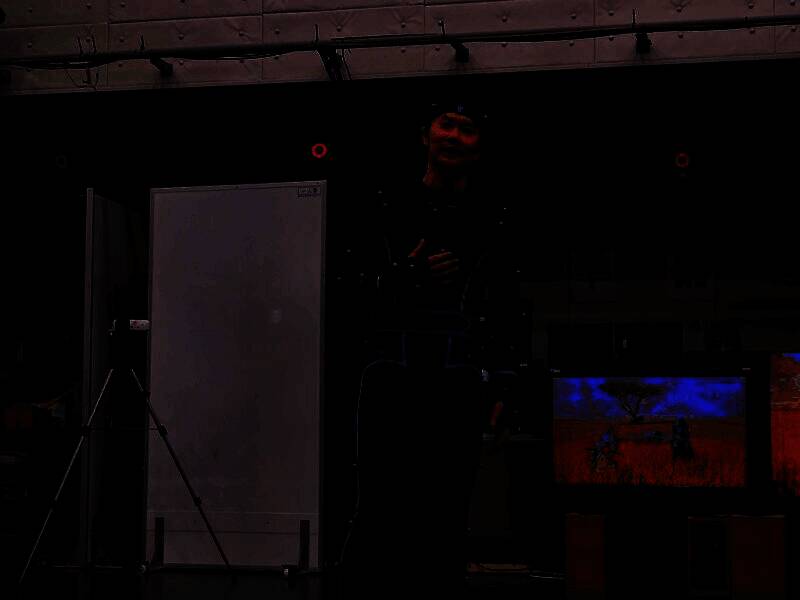 工作室一角展示多种动捕装备，包括不同风格的动捕服和头戴设备