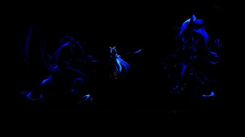 飞霄与心魔对峙，周围浮现出破碎的记忆碎片，光影交错