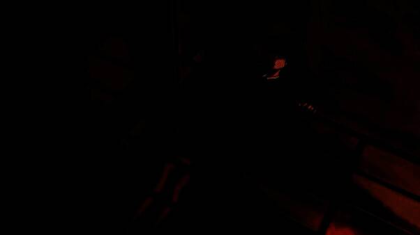 游戏剧情插画，雪地中一座孤零零的墓碑，雪花缓缓飘落，画面左侧隐约可见一名披着斗篷的人物背影，气氛肃杀而哀伤