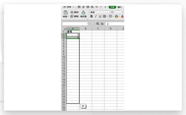 鼠标正在拖动Excel单元格右下角的黑色加号，下方多个单元格显示连续递增的数字