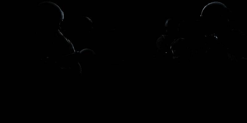 歼灭战模式战斗画面，多名玩家在狭窄巷道中激烈交火，枪火四溅，战术动作频繁