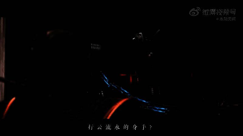 希里以魏轻皮肤形象施展轻功跳跃，发丝飘动，眼神坚定