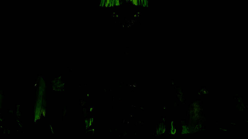 《辐射76》‘辉光深渊’副本内景，四名玩家角色正在昏暗的地下设施中协同作战，周围布满发光真菌与变异生物