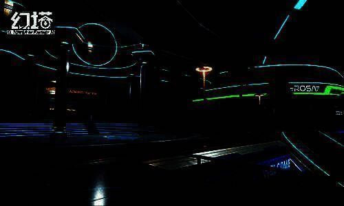 亚夏洲室内区场景截图，展现 futuristic 地下城市风貌，灯光与机械结构交织，角色行走在通道中