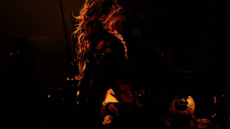 猎人使用双刀对大型怪物发动高速连击，技能特效华丽，动作流畅