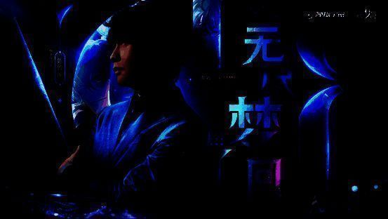 音乐制作幕后花絮图，陈致逸在录音棚内指导演唱，乐谱上标注‘呓语’歌词