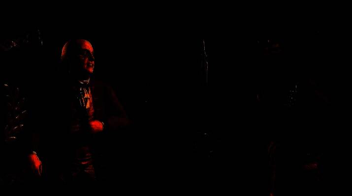 Firaxis工作室CEO Dennis Sherk接受采访画面，背景为《文明》系列游戏界面与多平台设备展示