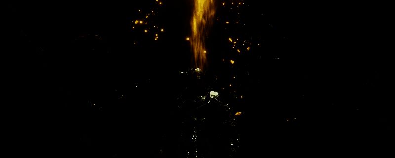 弗尔桑克斯的雷枪释放瞬间，紫色雷电从天而降，场面极具压迫感