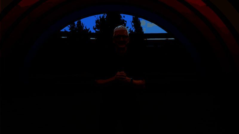 苹果秋季发布会现场画面，舞台灯光聚焦于大屏幕上的新品展示