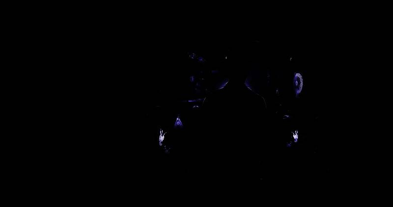 一名孤独的调查员手持手电筒行走在黑暗走廊中，墙壁布满诡异符号，气氛压抑