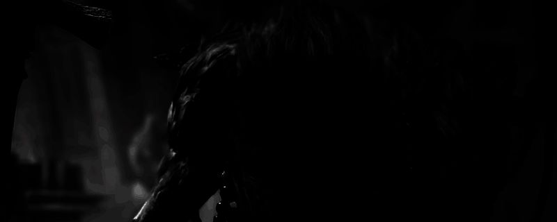 莫诺柯在战斗中切换面具释放技能的场景，角色身穿复古探险装束，背景光影交错