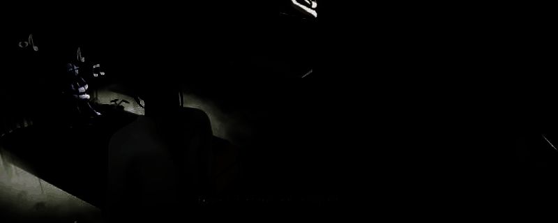 《Undying Flower》游戏画面截图，展现昏黄光影下的静谧场景，花瓣漂浮在空中，营造出神秘而忧伤的氛围