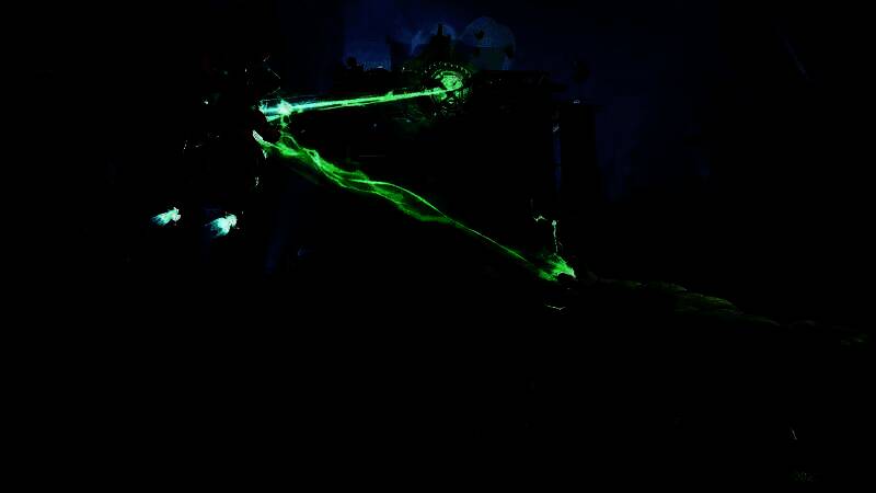 《漫威争锋》角色技能释放特写，能量光束照亮战场，反射效果细腻