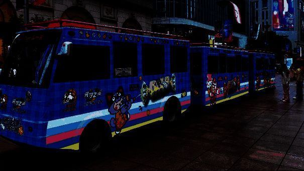 主题铛铛车行驶在南京路上，车身绘有星宝与大白兔元素，路人驻足拍照