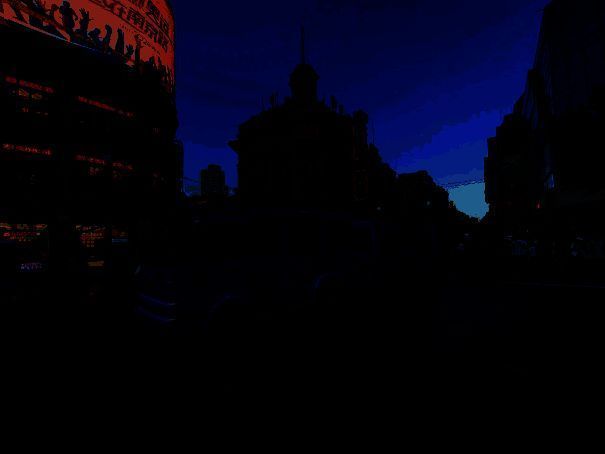 虹桥火车站内的联动展板，展示星宝与大白兔奶糖的合影