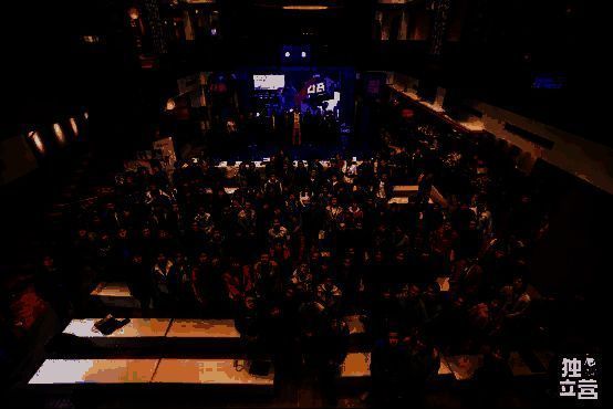 历届独立营活动现场照片，展示开发者团队协作与作品展示场景