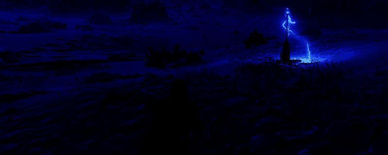 《绝地潜兵2》中特斯拉电塔部署场景，蓝色电弧在空中跳跃，周围敌人被牵引并受到伤害