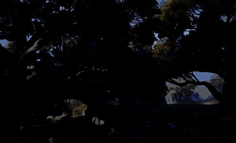 暴雨中的雪山场景，雨水打在岩石上溅起水花，一只蓝色大眼盔正从石缝中探出头来