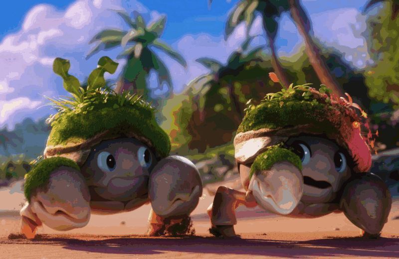 玩家角色站在山顶眺望远方，天空由乌云渐变为晚霞，象征天气转变，一只发光伊莫在身旁轻盈跳跃