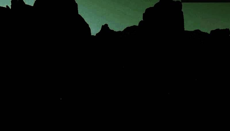 近距离特写地面上的地雷，显示其低存在感的外观设计