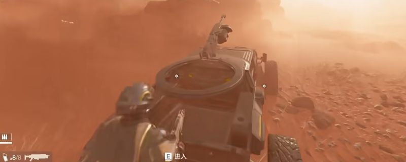 《绝地潜兵2》中一辆严重损毁的战车在荒野上拖着残骸缓慢移动，烟雾弥漫，背景可见敌方机器人逼近