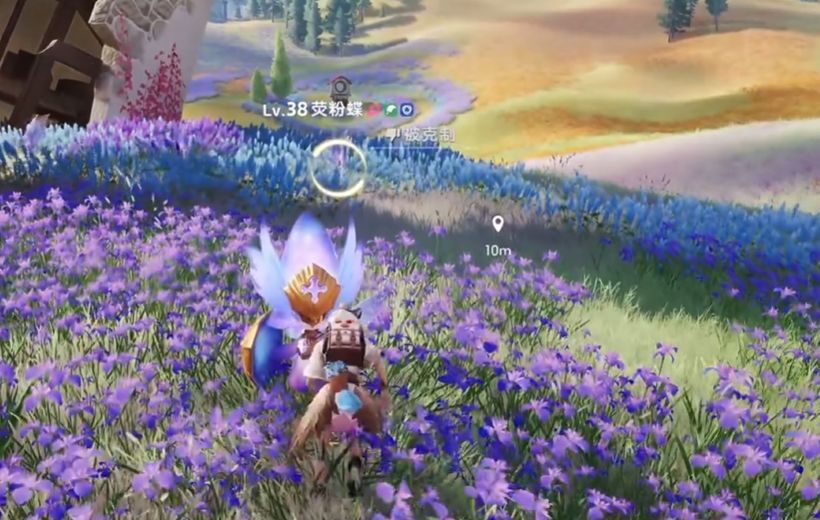 玩家角色在河边使用技能捕捉水中的莲顶鱼，周围有其他伊莫游动