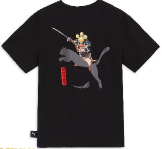 联名T恤正面图案展示，勇猛可爱的艾露猫手持武器，背景为《怪物猎人》经典徽标与火焰特效