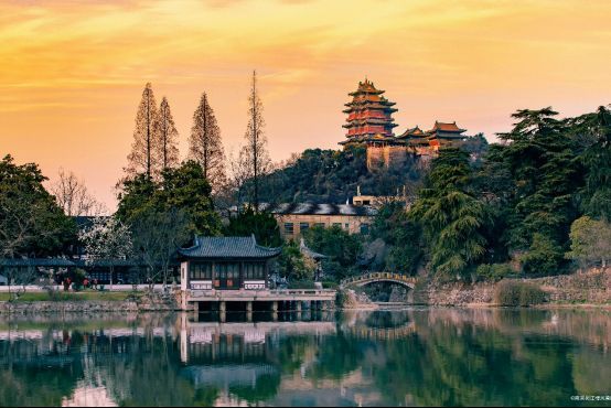 轩辕传奇13周年庆典宣传图，画面中阅江楼巍然耸立，游戏角色与古建筑交相辉映，光影交错展现古今融合之美