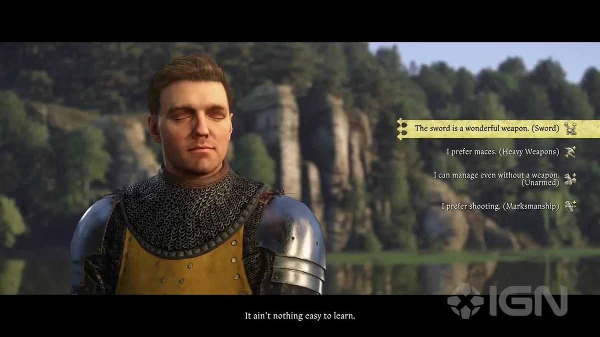 骑马穿越乡村道路，背景是夕阳下的城堡轮廓