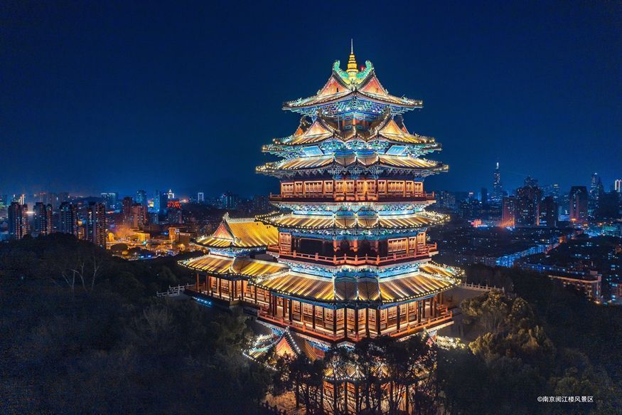 《轩辕传奇手游》烽火服‘星火燎原’开服盛况，玩家大规模集结攻城，画面中战火弥漫，技能特效炫目