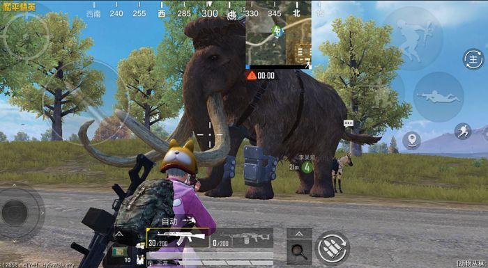 猛犸象从笼中冲出，尘土飞扬，体型庞大，特种兵小队站在其背上欢呼