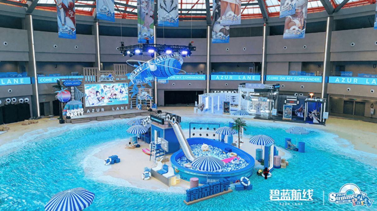 《碧蓝航线》上海嘉年华现场全景，场馆外彩灯装饰与角色立像迎接玩家，氛围热烈