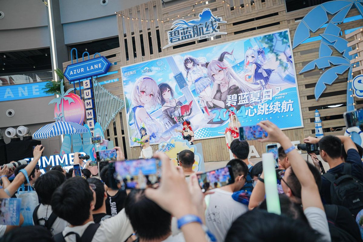 主舞台上Coser演绎经典剧情，背景大屏播放角色动画，观众热烈鼓掌