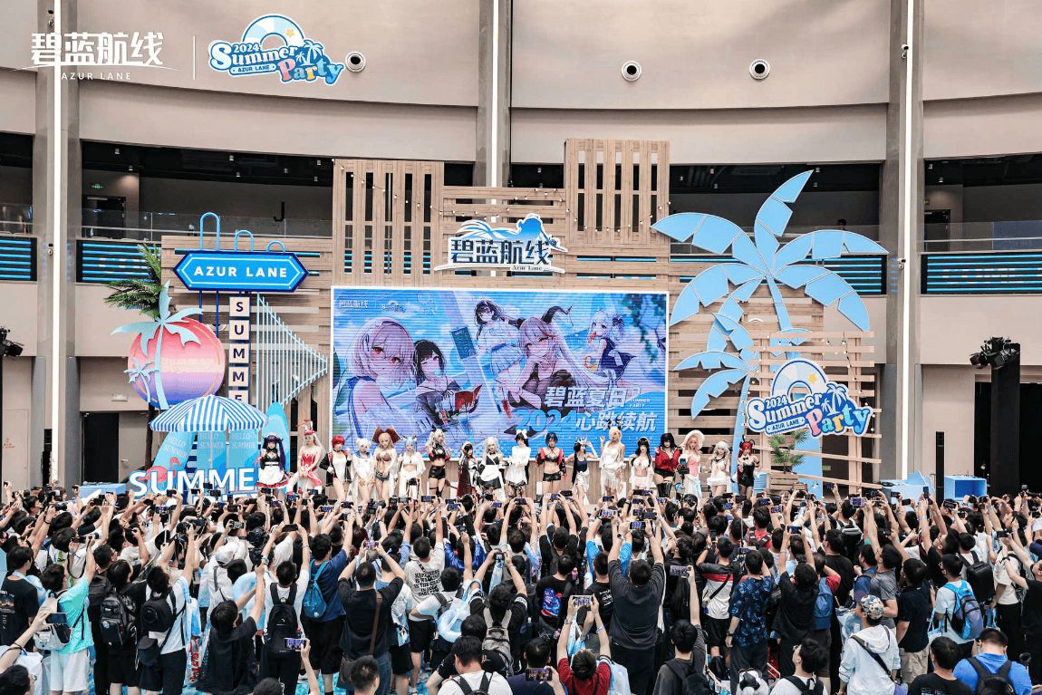 抽卡比拼环节，两位玩家对战，大屏幕实时显示抽卡动画