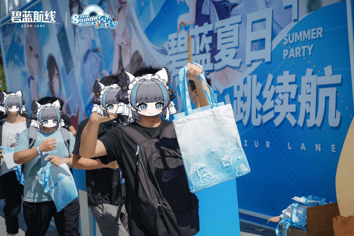 Coser扮演舰娘与玩家击掌互动，周围粉丝举手机拍摄