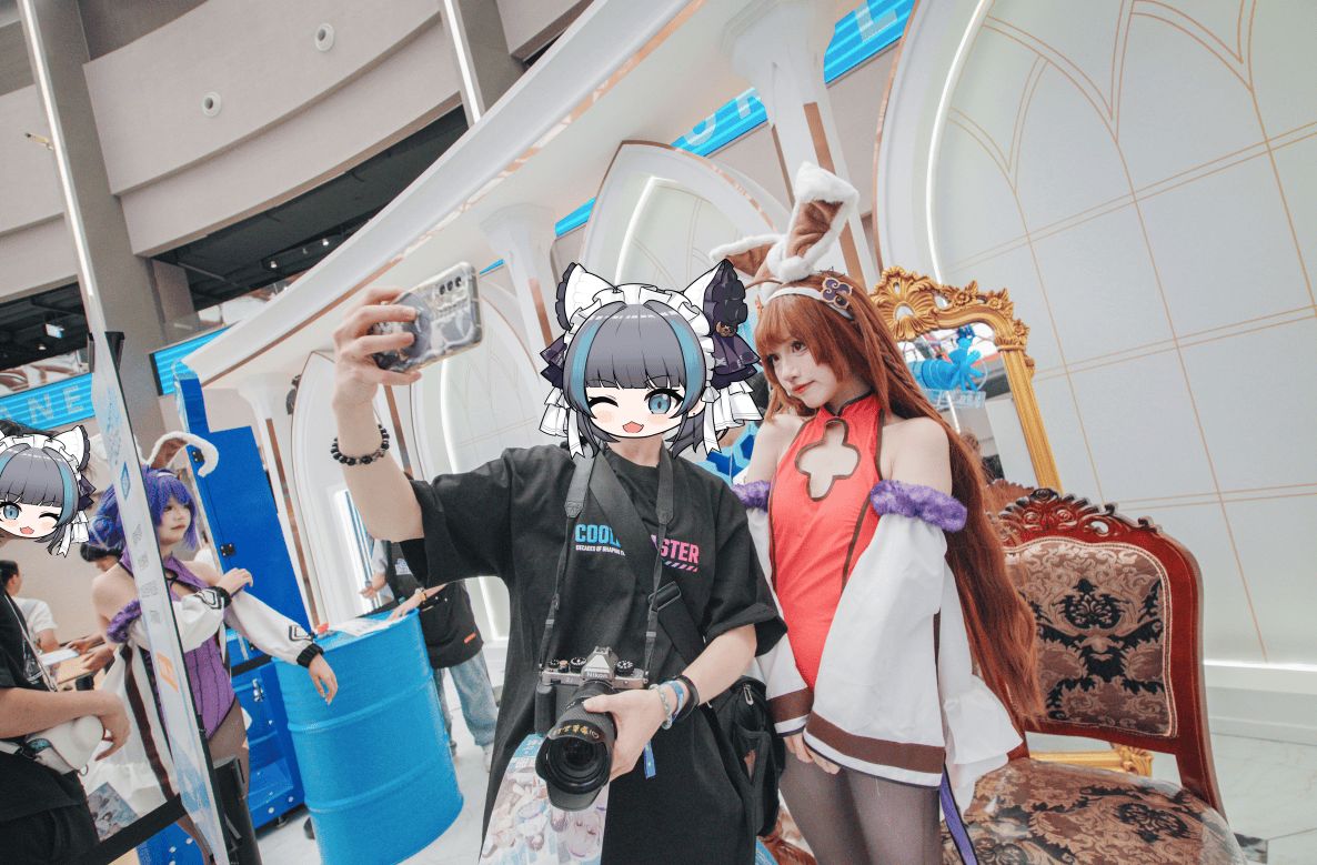 夜幕下痛车开启灯光秀，车身角色图案在光影中熠熠生辉