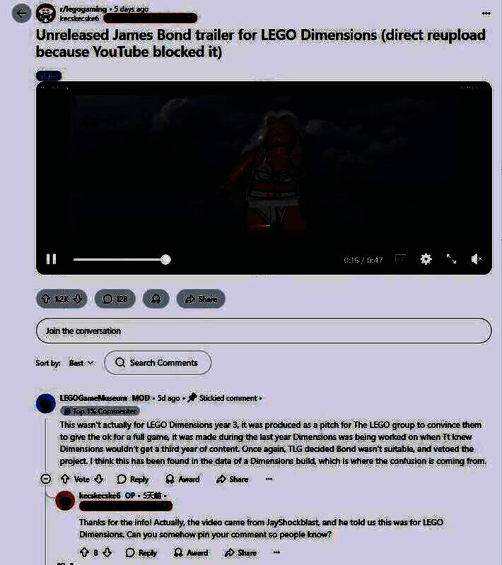 乐高版Q博士在实验室中为邦德展示迷你武器，场景充满科技感与卡通幽默