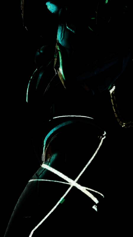 角色近景展示，面部表情冷峻，发丝与装甲细节清晰可见