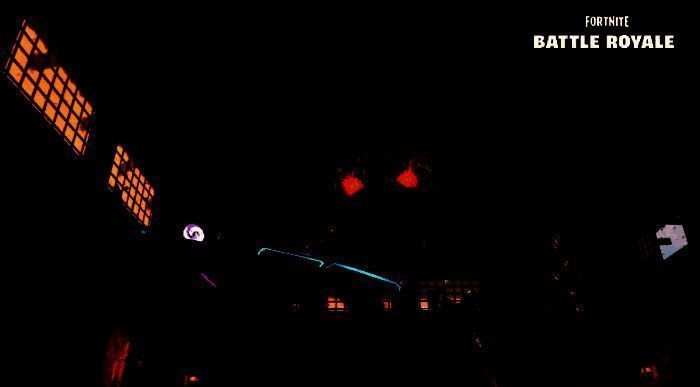 夜幕下的鬼岛街道，忍者装扮的角色在屋顶间跳跃潜行